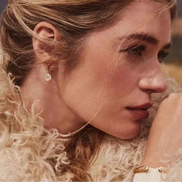 BNIB Kendra  Scott Yellow Rose Iconic Earrings-Ivory MOP Framed In Antique Gold - Picture 2 of 4